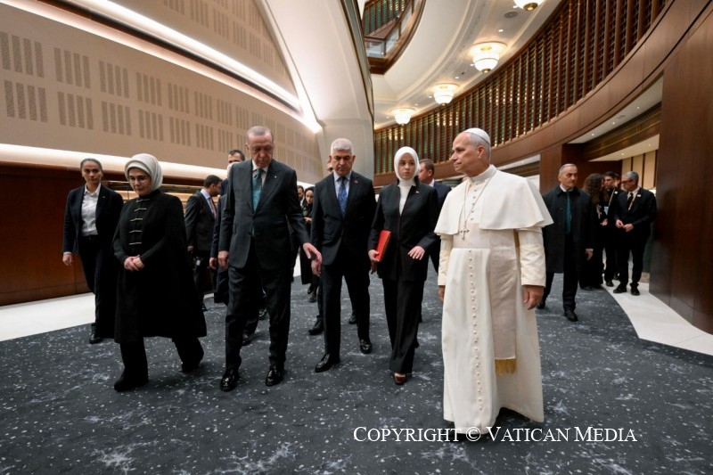 البابا في تركيا دعوة الى الحوار وان تكون عامل استقرار وتقارب