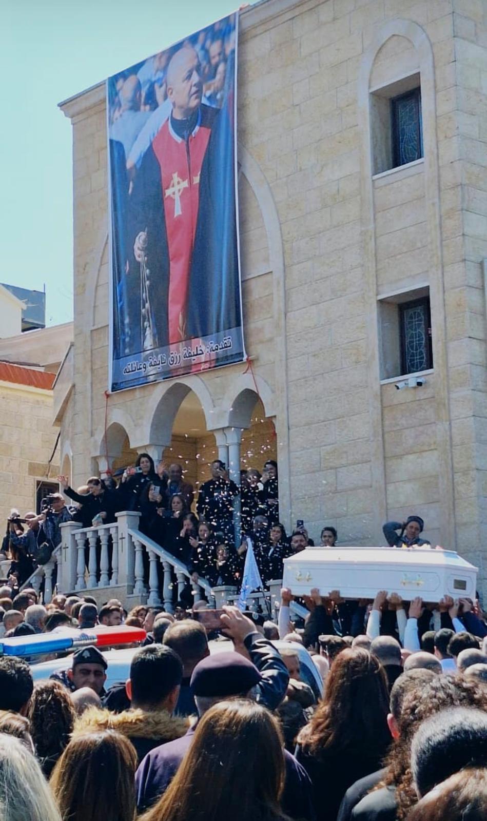 صورة توضيحية للمقال: القليعة شيّعت الخوري الراعي البابا: بقي الى جانب شعبه