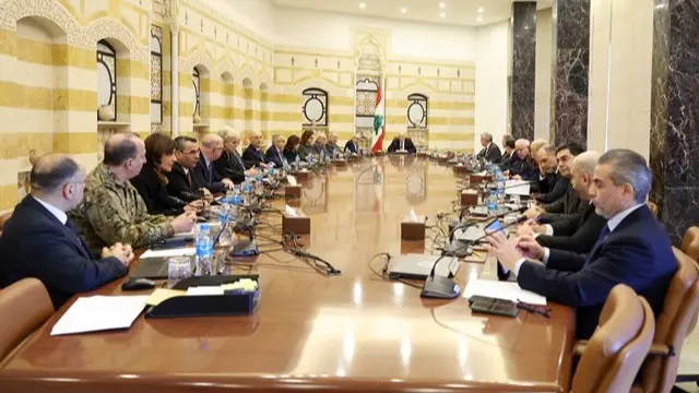 المال العام بمعيارين: تقشّف يُفرض على الموظف وسخاء يُمنح للمسؤول